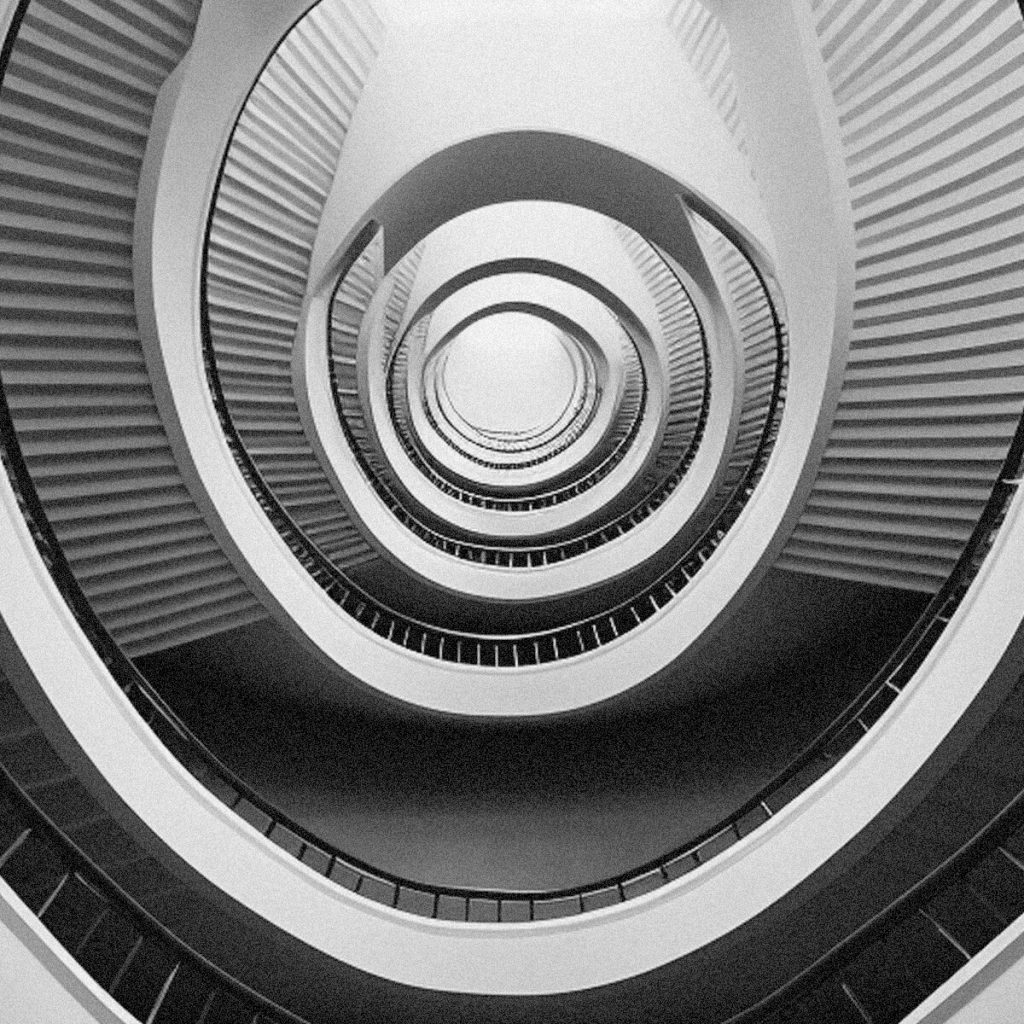 Foto en blanco y negro de escaleras circulares