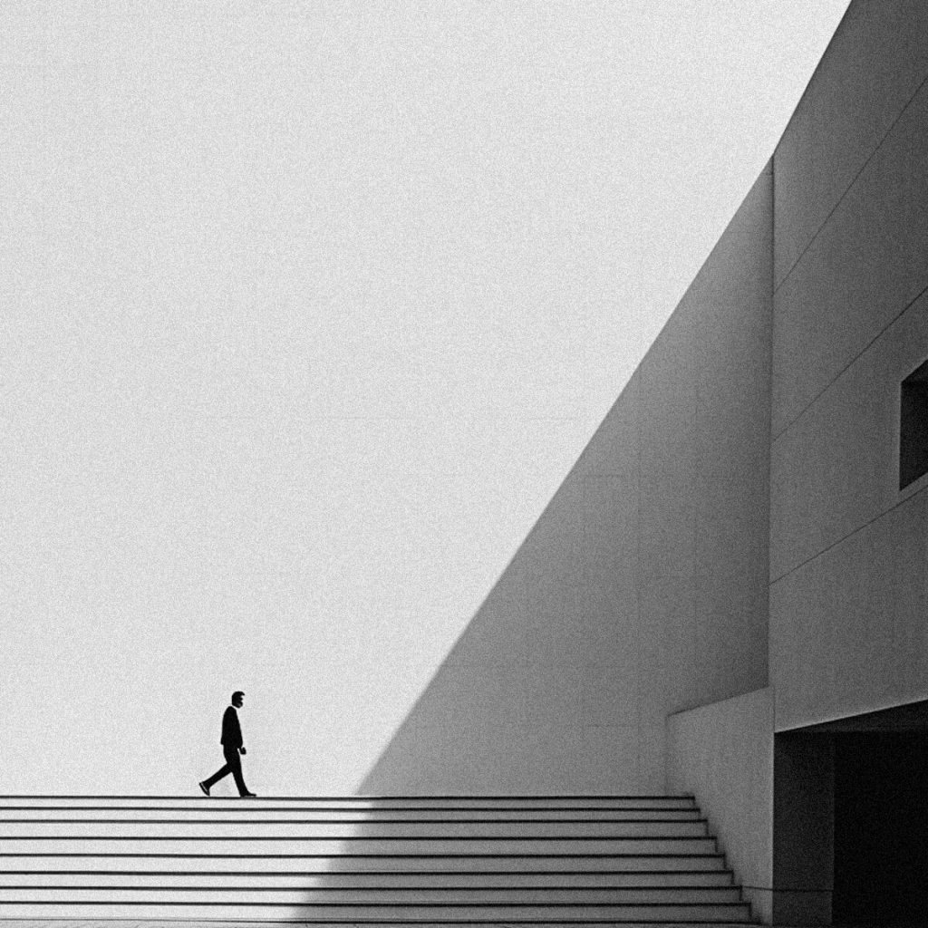 Imagen en blanco y negro de hombre caminando