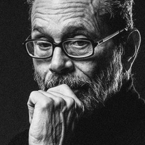 Retrato en blanco y negro de Leo Brouwer